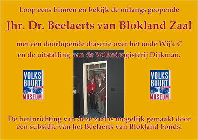 716650 Kleine poster bij de onlangs geopende Jhr. Dr. Beealaerts van Blokland Zaal op de bovenverdieping van het ...